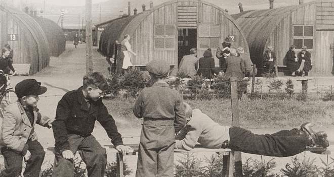 Kinder vor Wellblechhütten im Lager Friedland, um 1950